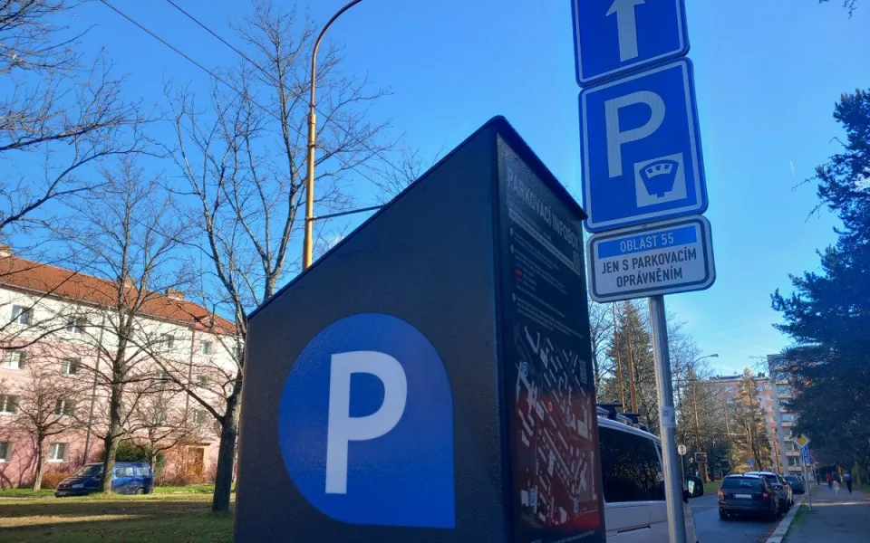 Parkování v Jihlavě XXI: Ve Vrchlického už se opět dá zaparkovat. Díky modrým zónám