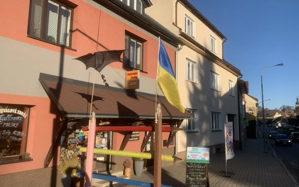 Ukrajinská vlajka u novoměstského obchodu vyvolává na sociálních sítích velké emoce. Foto: Papír-hračky NMNM