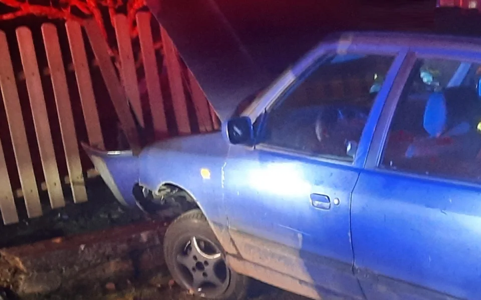 Mladý řidič narazil do jiného auta, zastavil ho až plot. Měl přes dvě promile. Foto: Se svolením Policie ČR