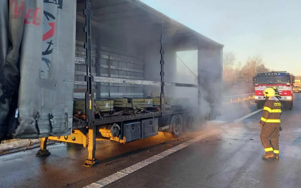 Dálnice na Brno byla ráno uzavřená, nyní se jezdí levým pruhem. Hořel tam návěs. Foto: Se svolením Policie ČR