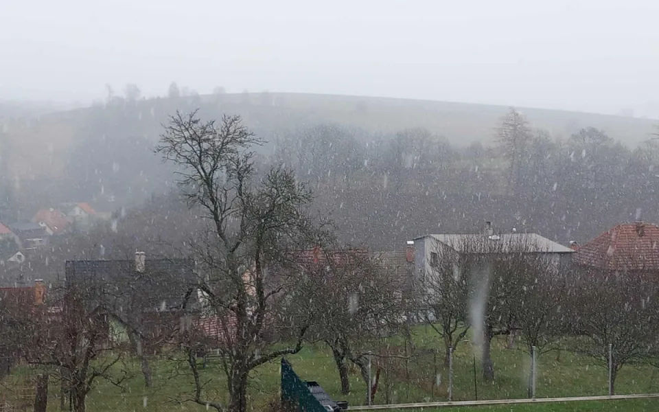 První sníh letošní zimy. Jihlavsko zažilo dnes dopoledne sněhovou vánici