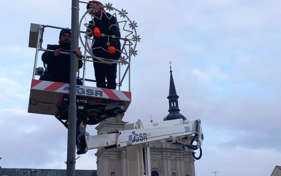 FOTO: Novinka v centru Jihlavy. Na lampách jsou první z padesátky ježků