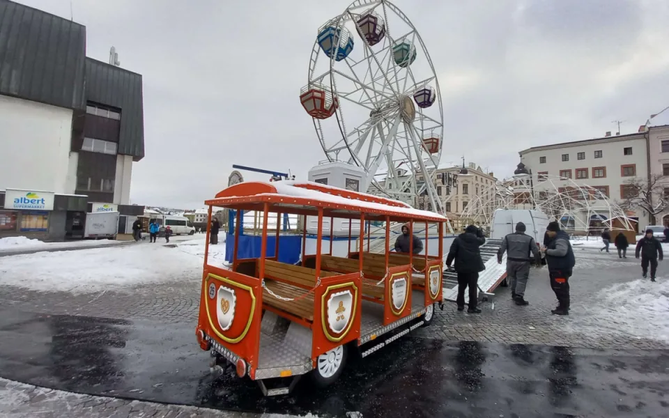 Přípravy na zahájení adventu v Jihlavě jdou do finále. Podívejte se na náměstí
