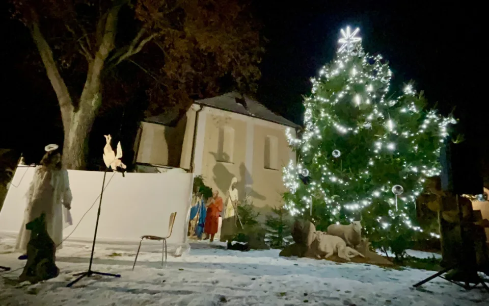 VIDEO: Také v Dolní Cerekvi zahájili advent. Stromek u kostela rozsvítil anděl