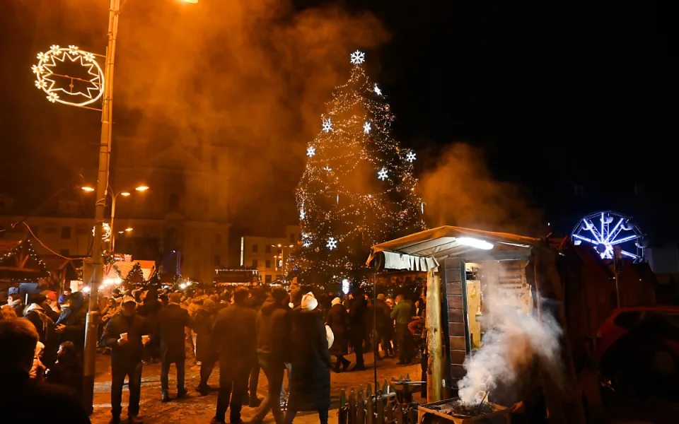 VIDEO: Vánoční strom v Jihlavě už svítí, farář létal nad náměstím a žehnal lidem. Foto: Daniela Drozdová