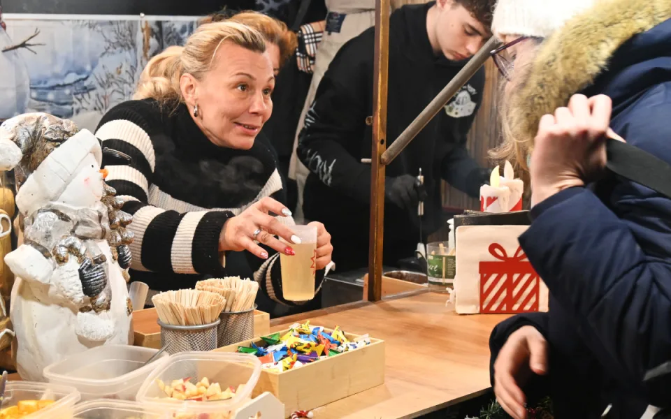 FOTO: Ceny v adventní vesničce v Jihlavě: Trdelník za osmdesát, svařák i pod padesát