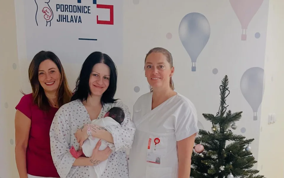 Romana Daňhelová, staniční sestra porodního sálu, maminka malé Amy a Petra Herboltová, primářka gynekologicko-porodnického oddělení. Foto: Se svolením Nemocnice Jihlava