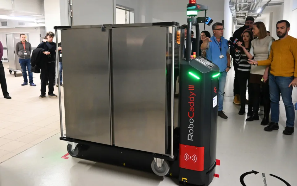 Robot v Nemocnici Jihlava rozváží jídlo, do budoucna může pomáhat i jinde