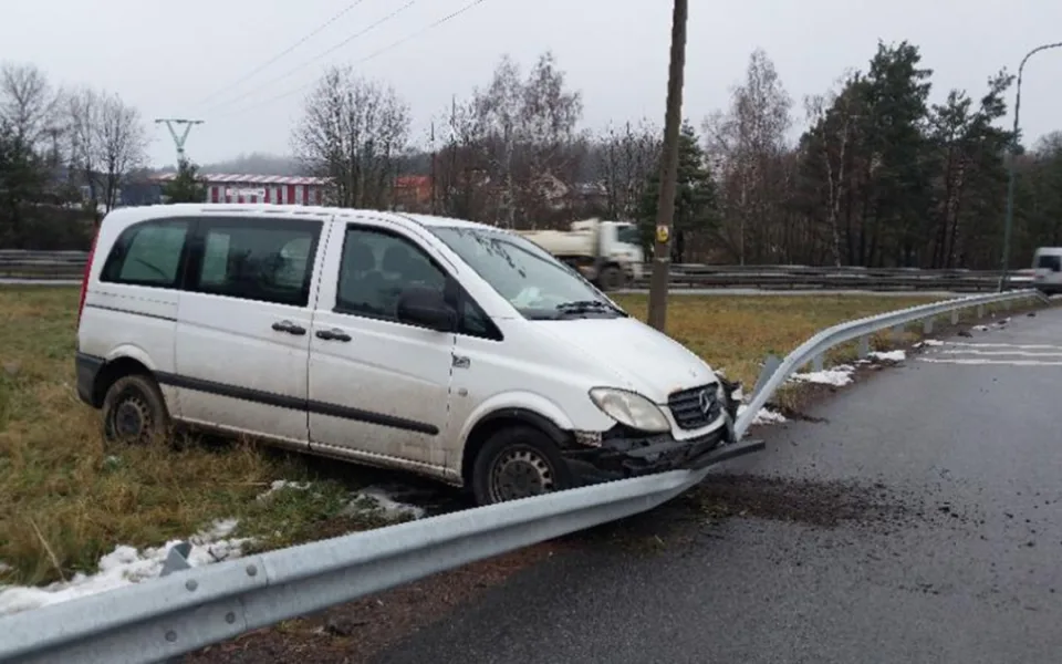 Na dálničním přivaděči u Jihlavy havaroval řidič mercedesu. Měl přes dvě promile. Foto: Se svolením Policie ČR