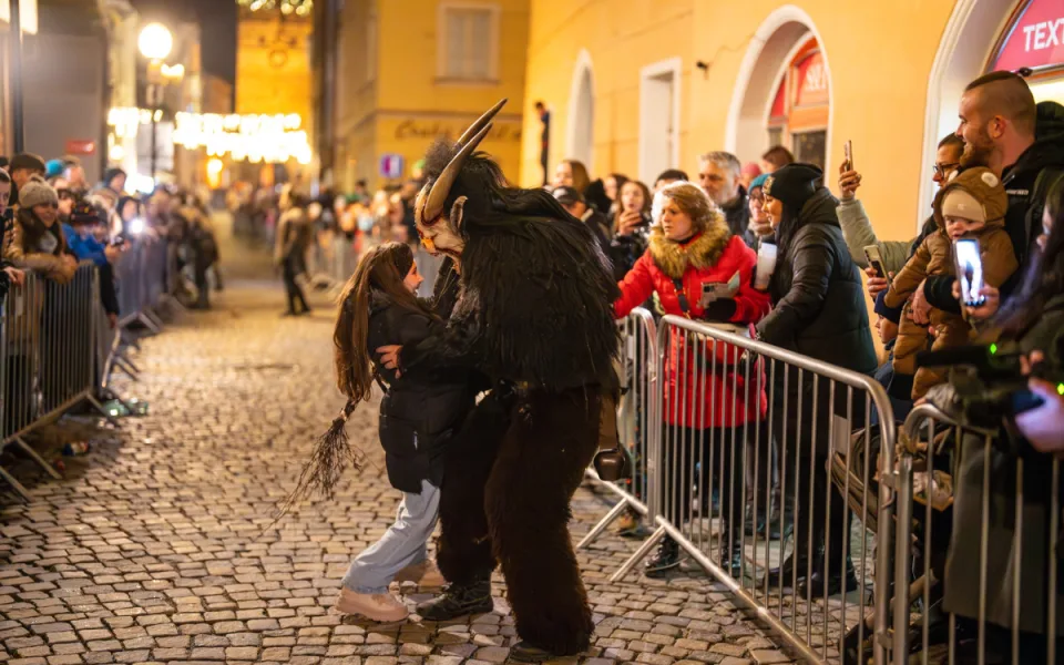 FOTO: Centrem Jihlavy prošel průvod krampusáků, davy přihlížejících děsil i bavil