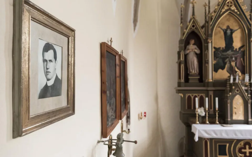 Stalo se v roce 1949. Při mši v Číhošti se několikrát pohnul půlmetrový kříž