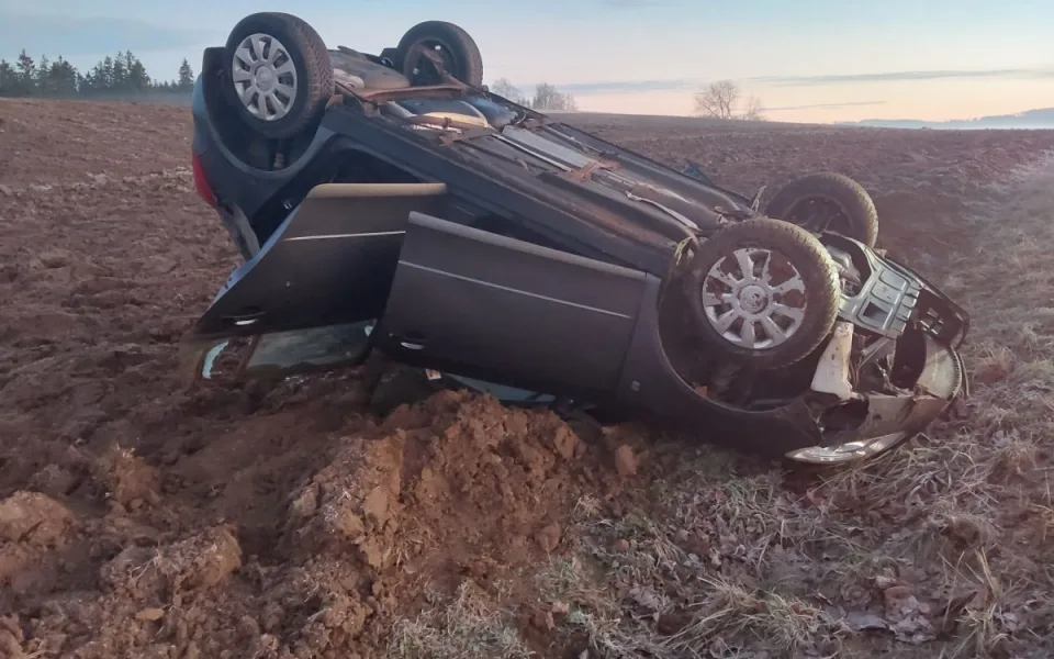 Silnice na Vysočině jsou namrzlé. Řidiči bourají, mezi nimi i sanitka a autobus