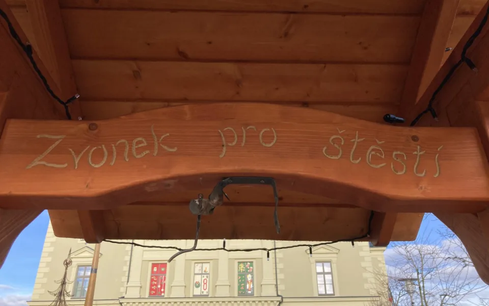 V Třešti někdo ukradl zvonek z vánoční zvoničky. Aby mu pracka upadla, říkají místní