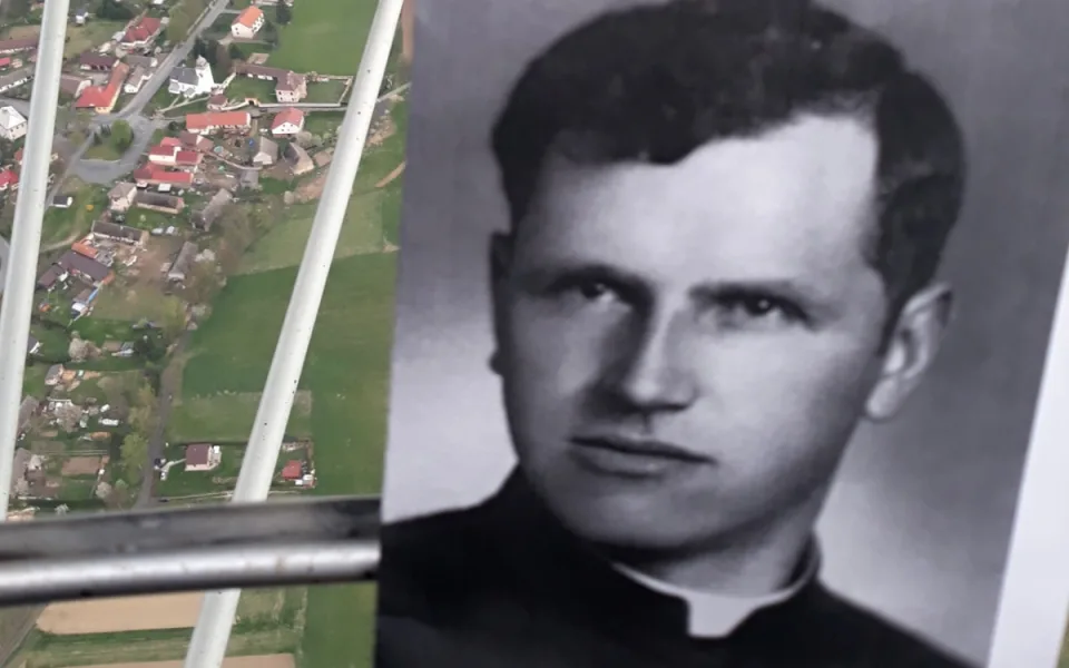 FOTO: Letec Vochyán podnikl pouť po stopách pátera Toufara, umučeného komunisty. Foto: Se svolením Josefa ´Joe´ Vochyána