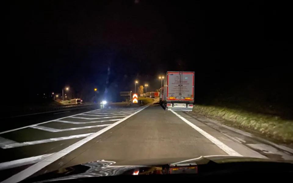 Policisté si počíhali na řidiče kamionů mimo parkoviště, představují velké riziko