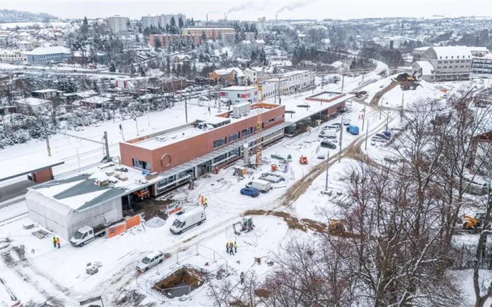 Ke kolejím po štěrku, provizorní čekárna i záchody. Na městské nádraží se vrací vlaky