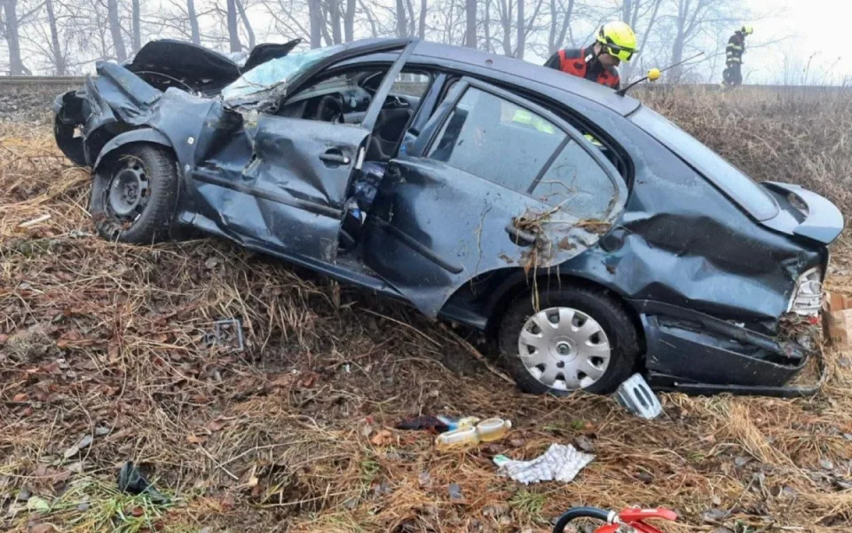 Na Pelhřimovsku se střetl motorový vlak s autem, zranila se jedna osoba