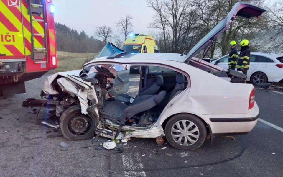 Mladá řidička se nevěnovala řízení. Přejela do protisměru a srazila se s jiným autem. Foto: Se svolením Policie ČR