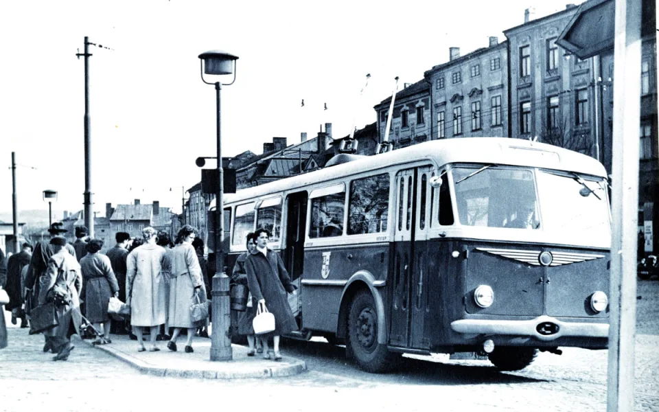 Trolejbusová zastávka uprostřed Masarykova náměstí kolem roku 1960.