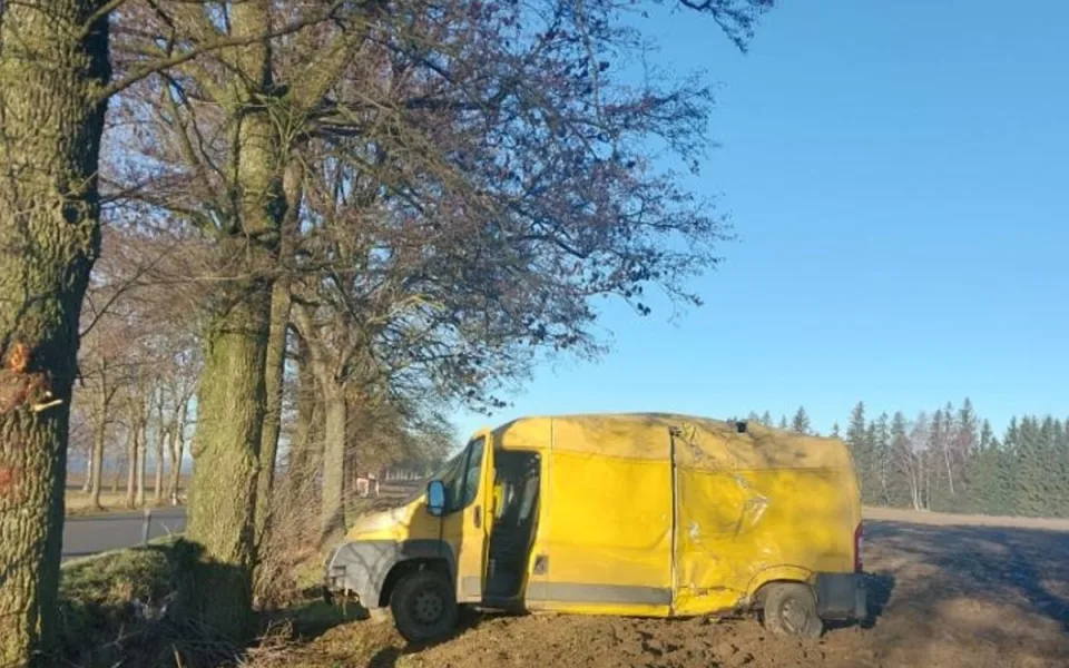 Řidič na Pelhřimovsku jel rychle a po smyku narazil do stromu. Vyvázl bez zranění
