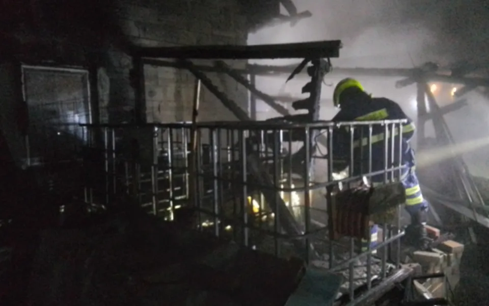 Ve Vladislavi v noci hořela udírna, pergola a střecha rodinného domu. Foto: Se svolením HZS Kraje Vysočina