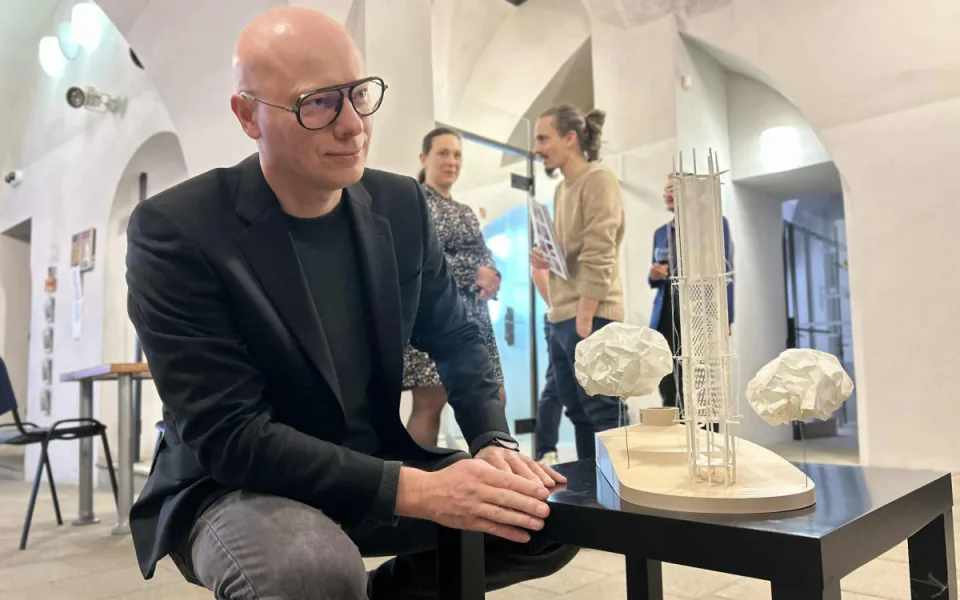 Architekt a radní David Beke s vítězným návrhem rozhledny Honzík.