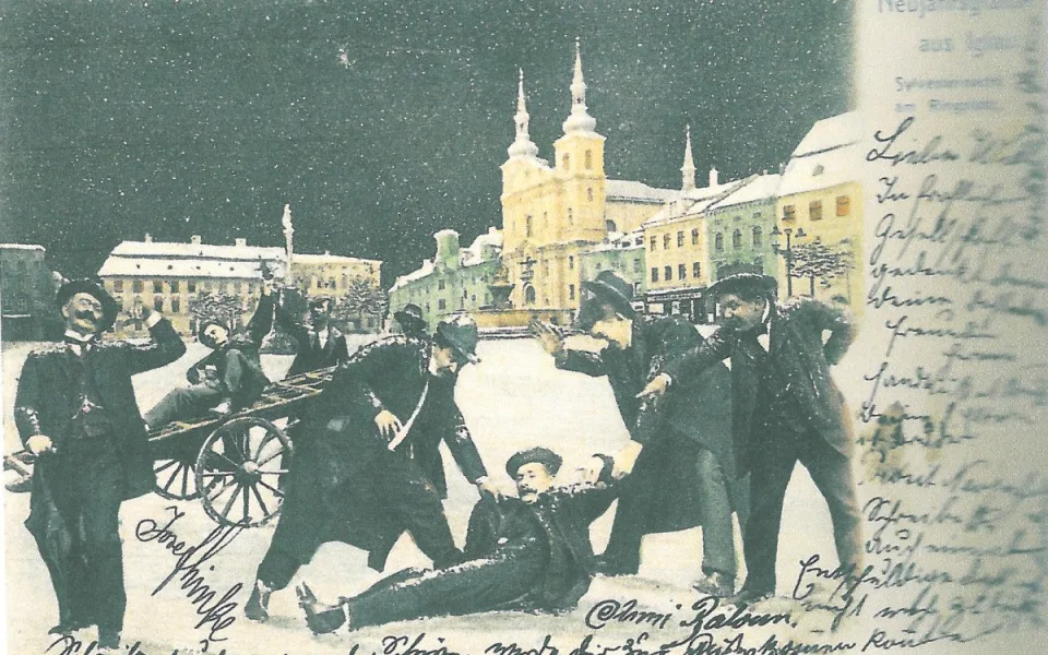 Karikatura silvestrovských oslav na jihlavském rynku kolem roku 1900. Kolorované pohlednice s různými náměty i texty se těšily velkému zájmu Jihlavanů