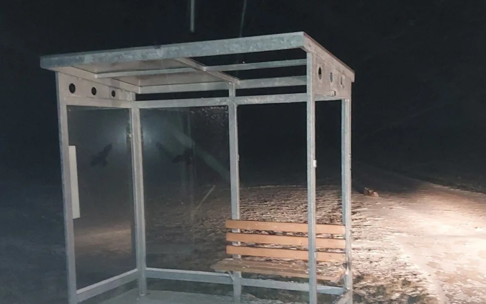 Zastávku v Lukově pravděpodobně poničila pyrotechnika. Policisté případ řeší. Foto: Se svolením Policie ČR