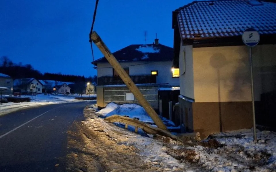 Řidič dostal smyk při předjíždění. S autem pak porazil sloup elektrického vedení. Foto: Se svolením Policie ČR