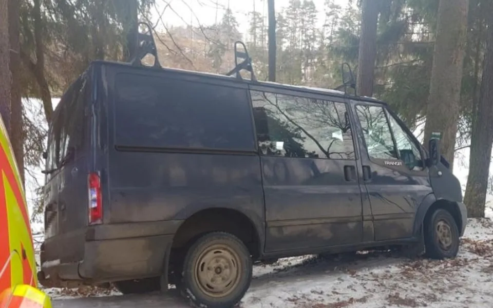 Nehoda u Sedlické přehrady. Řidič dodávky narazil do stromu, skončil v péči lékařů