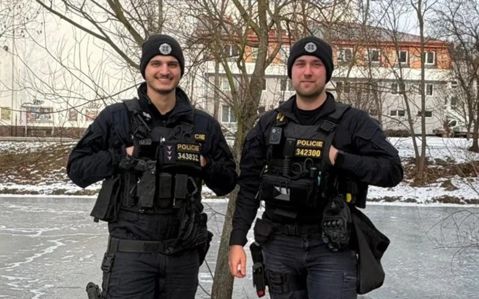 Policisté a hasiči o půlnoci zachraňovali muže z řeky. Prolomil se pod ním led. Foto: Se svolením Policie ČR