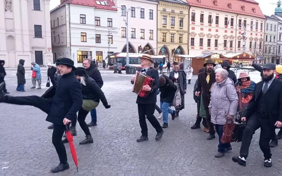 VIDEO: Jihlavou prošel průvod švihlé chůze. Připojit se mohl kdokoli