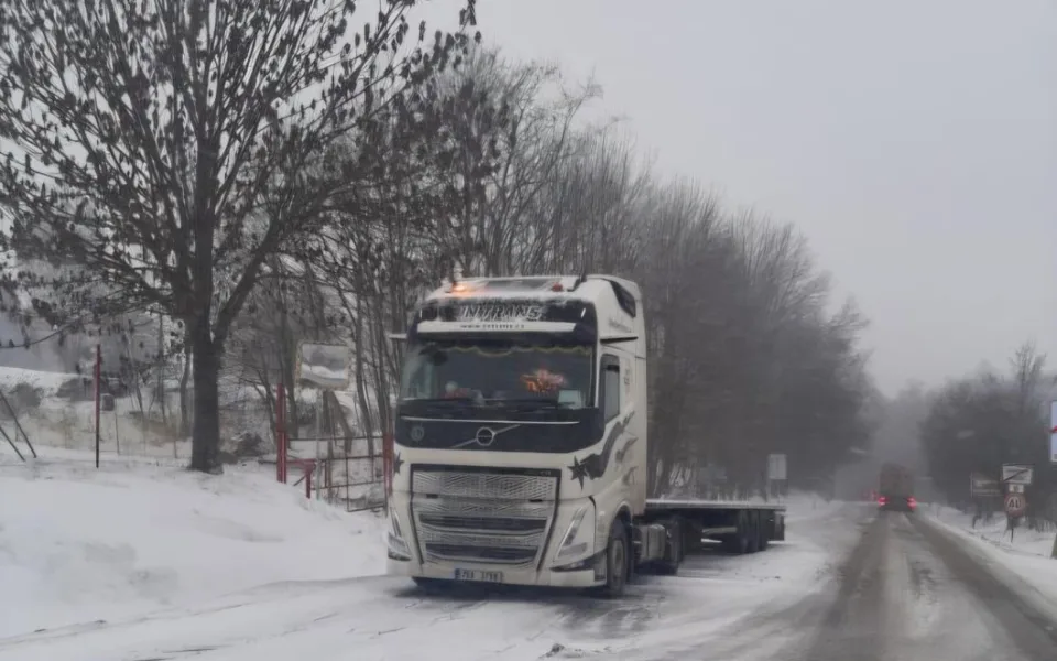 Husté sněžení komplikuje dopravu na Vysočině. Nejhorší situace je na Pelhřimovsku. Foto: Se svolením Policie ČR