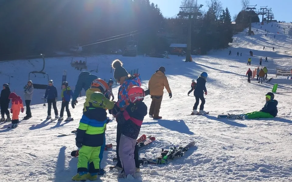 VIDEO: Vysočina žije zimou. Otevřené jsou sjezdovky, běžkařské okruhy i ledová stěna