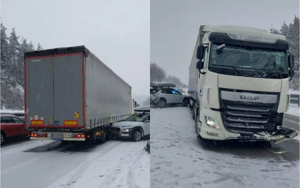 Řidič náklaďáku na zasněžené D1 nestačil zpomalit a narazil do auta před sebou