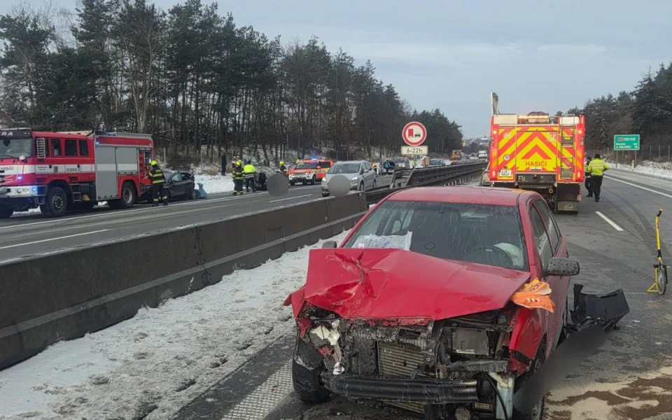 FOTO: Kritické ráno na dálnici D1, auta na Vysočině bourala v obou směrech
