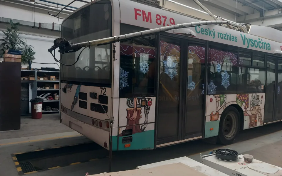 Jihlavou bude v noci projíždět speciální trolejbus. Má udržet dráty bez námrazy