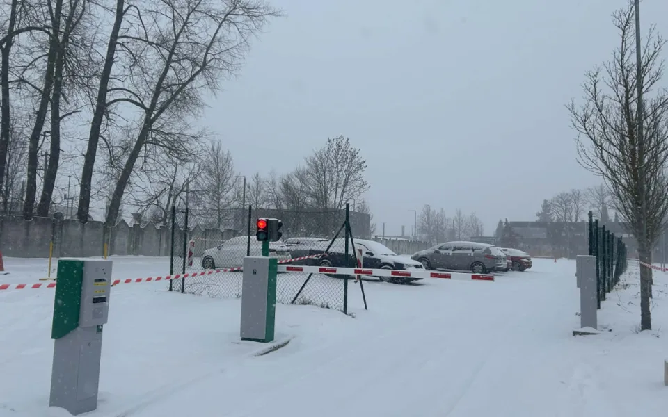 FOTO: U jihlavské nemocnice je nové parkoviště, práce na parkovacím domě stojí