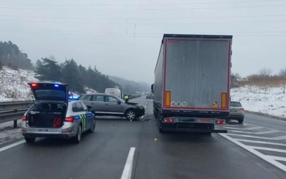 Na dálnici se srazila tři auta, místo je s opatrností průjezdné. Foto: Se svolením Policie ČR