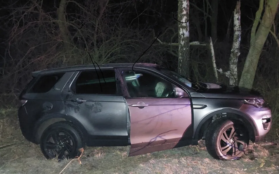 Řidič Land Roveru po smyku narazil do stromu, od policistů dostal pokutu. Foto: Se svolením Policie ČR