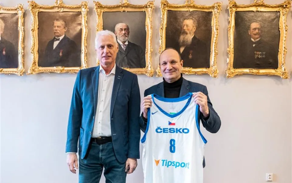 Primátor Jihlavy Petr Ryška (vpravo) s předsedou české basketbalové federace Zdeňkem Břízou. Foto: Poskytlo město Jihlava