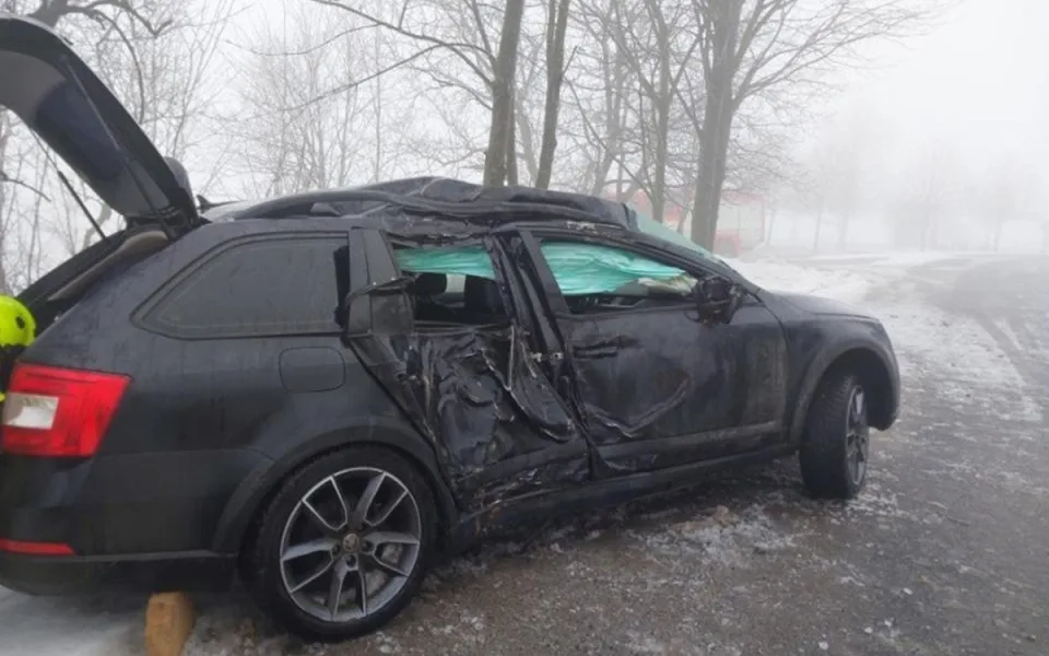 Mladý řidič dostal smyk a narazil do stromu, zranil se on i tři spolucestující. Foto: Se svolením Policie ČR