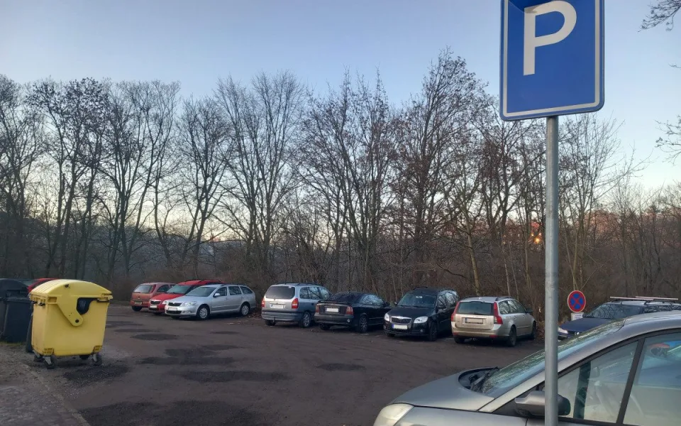 Parkování v Jihlavě XXVI: Kousek od náměstí je trochu utajené parkoviště zdarma