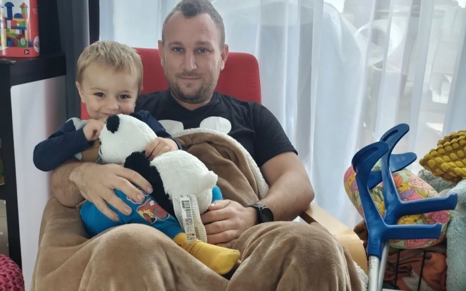 Nechci, aby si mě syn pamatoval jako nemocného. Petr shání peníze na nákladnou operaci