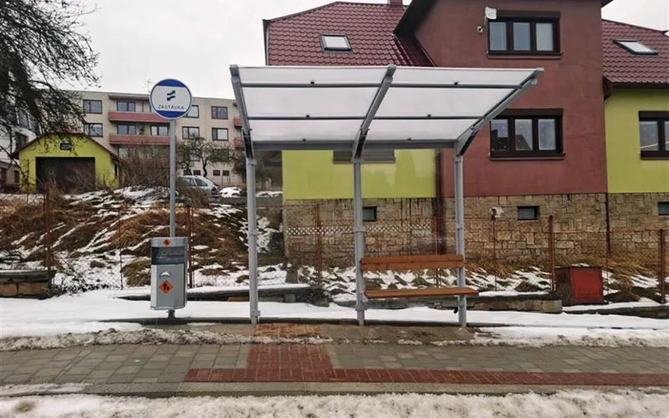 Lidé v Brtnici mají novou zastávku. V neděli zde zastaví první autobusy 