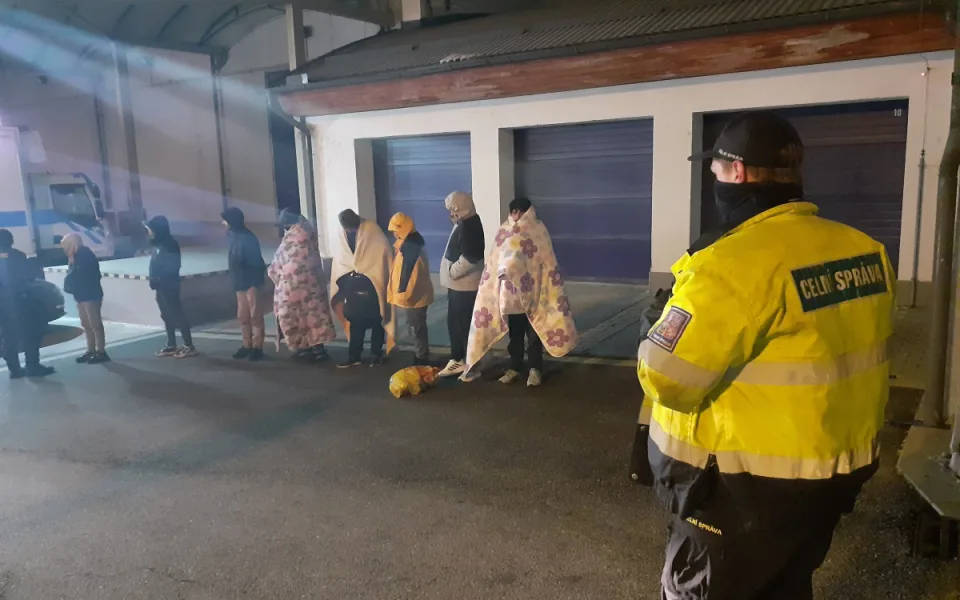 VIDEO: Mezi autodíly cestovalo osm nelegálních migrantů. Našli je celníci u Jihlavy