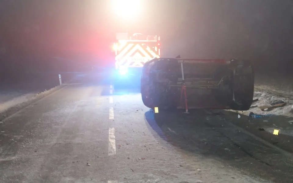 Řidič dostal na namrzající silnici u Nových Syrovic smyk a převrátil auto na bok. Foto: Se svolením Policie ČR
