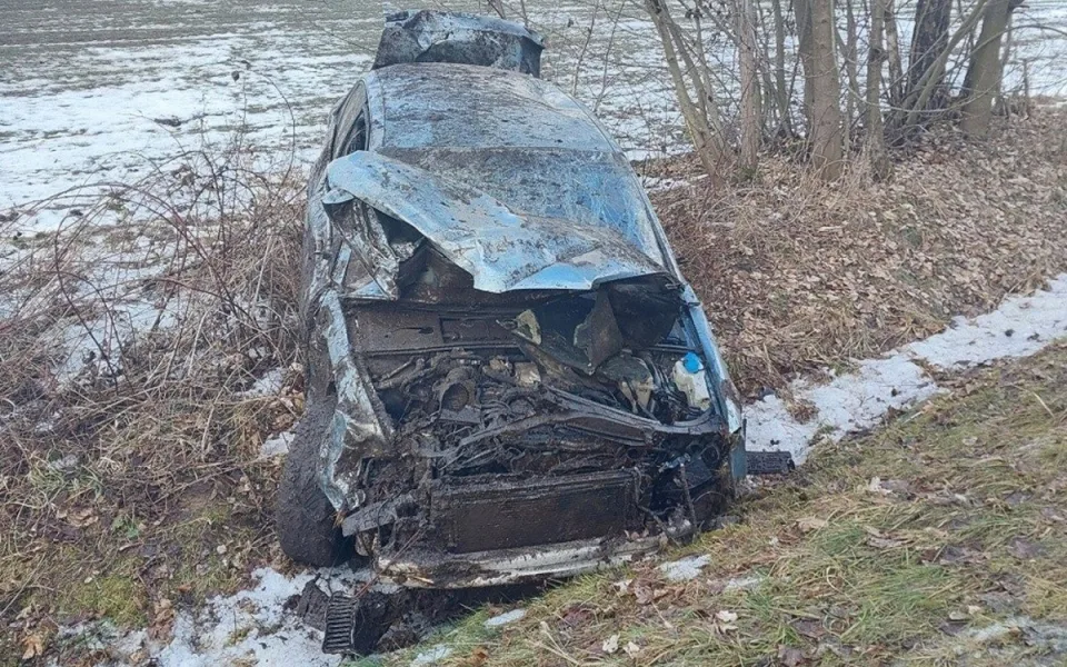 Audi se při nehodě přetočilo přes střechu. Řidič od nehody odešel, byl opilý. Foto: Se svolením Policie ČR