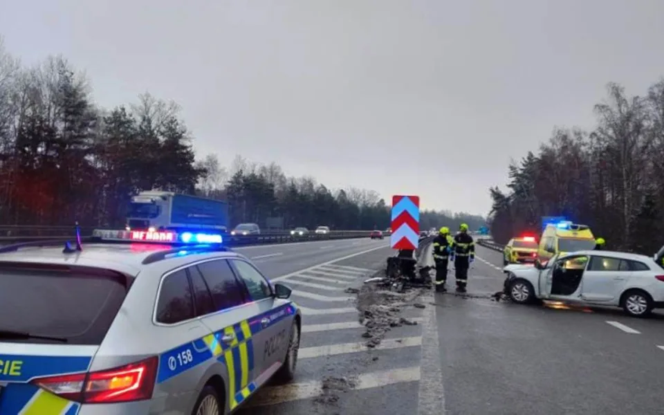 Ranní nehoda na D1. Řidička v autě narazila do svodidel, skončila v péči lékařů