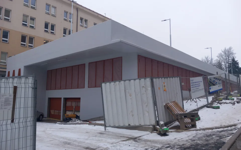 FOTO: Parkovací dům u policie je téměř hotový, silné mrazy dokončení zkomplikovaly